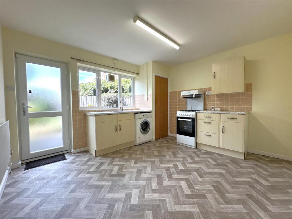 Spacious Dining Kitchen 093