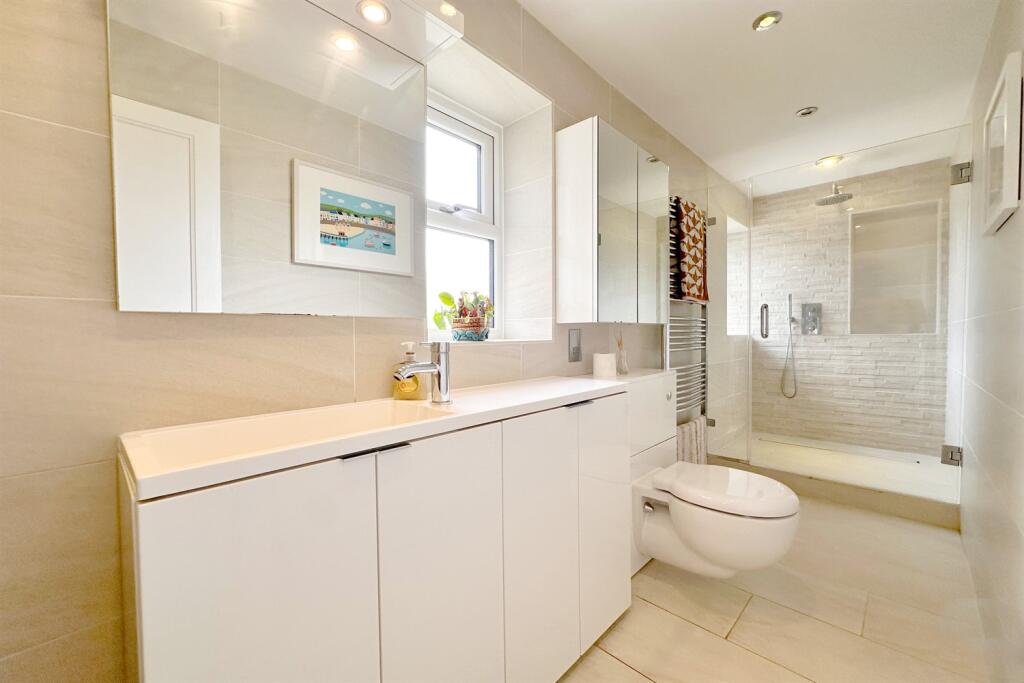 Downstairs WC / Show