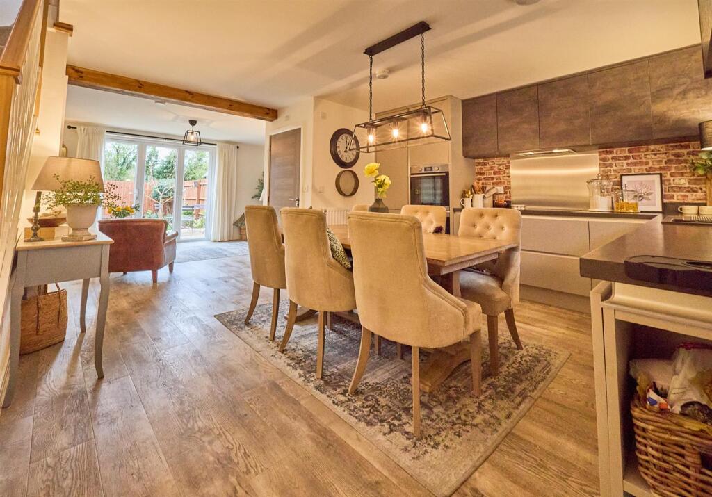 FITTED DINING KITCHEN AREA TO FRONT