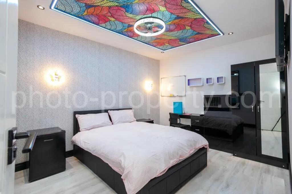This beautifully designed double bedroom featur...