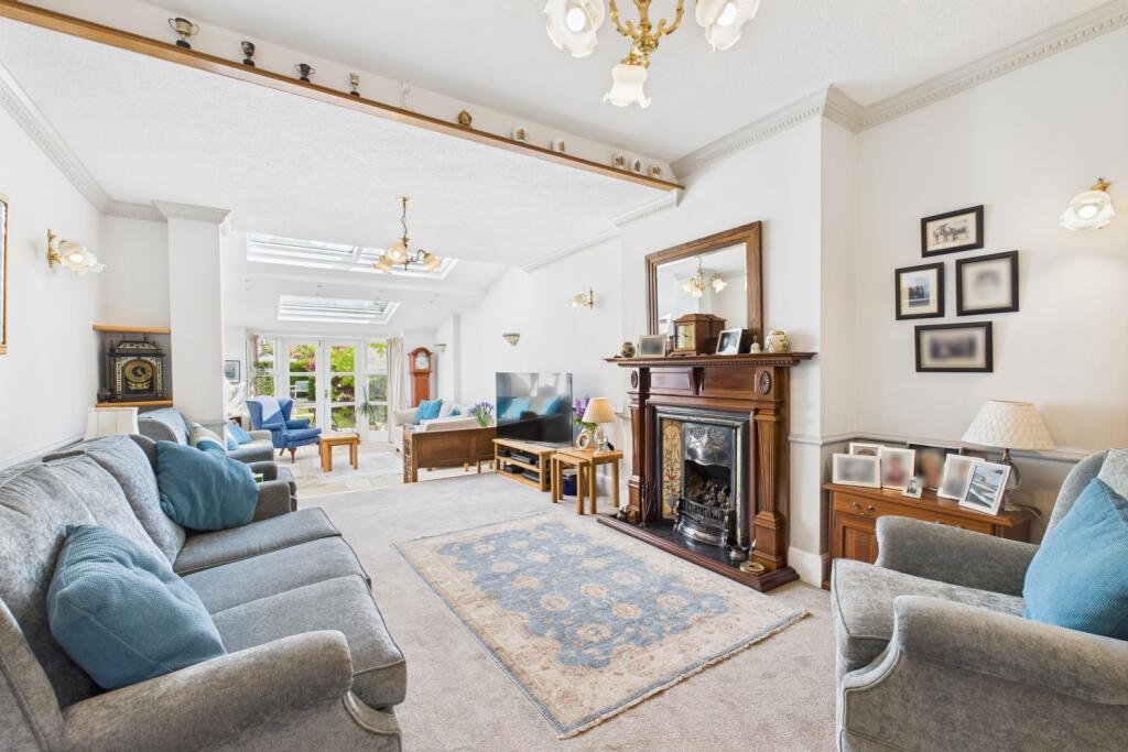 CAM03162G0-PR0281-STILL011