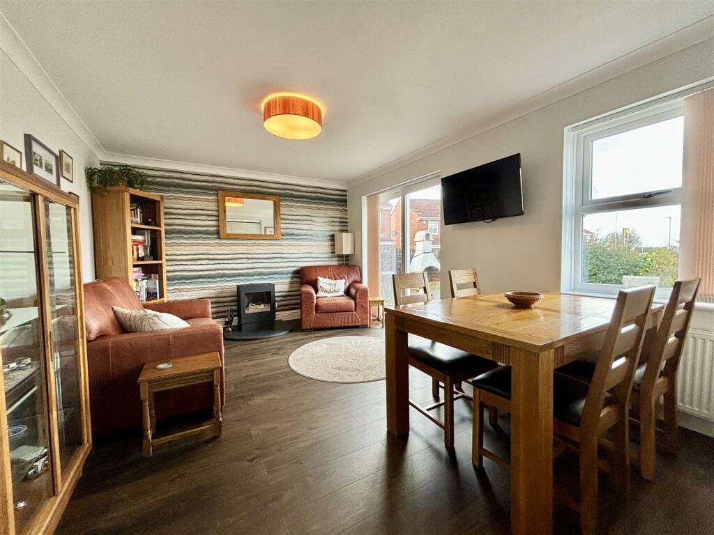 Lounge/Dining Area
