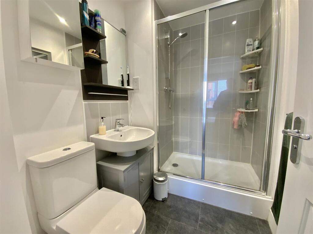 Bedroom 1 - En-suite