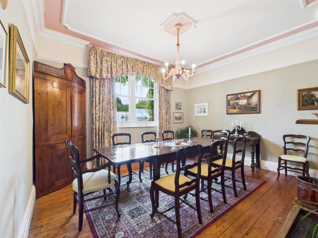 DRAWING/DINING ROOM