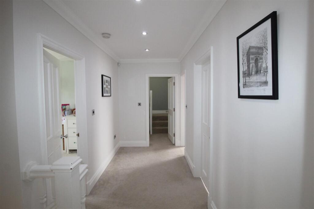 Clifton Drive South, Landing.JPG