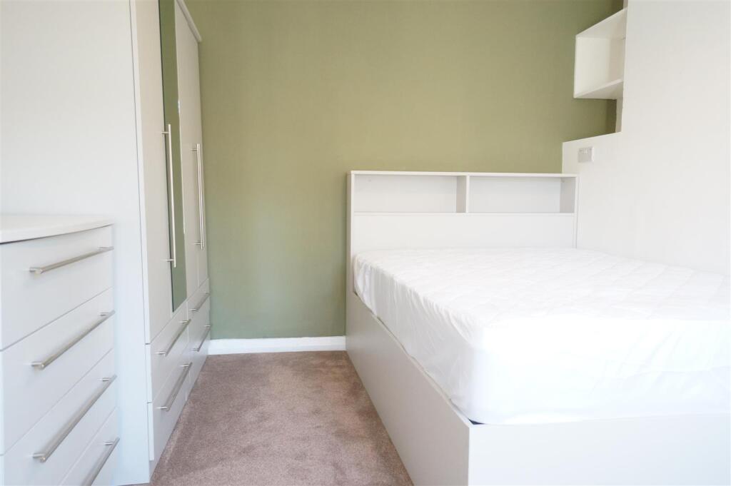 bedroom 4 (2).JPG