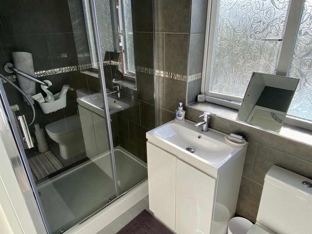 SHOWER ROOM.jpg