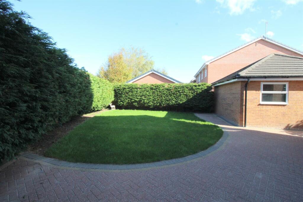 Lapwing Row,3, outside.JPG