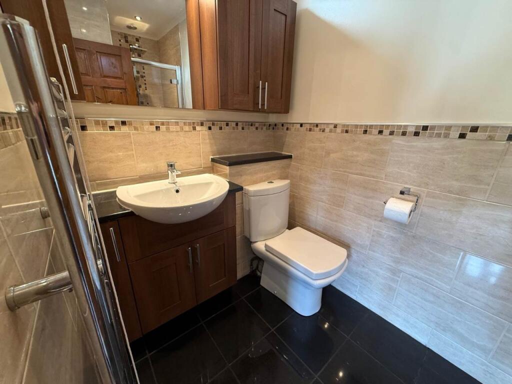 EN-SUITE SHOWER ROOM