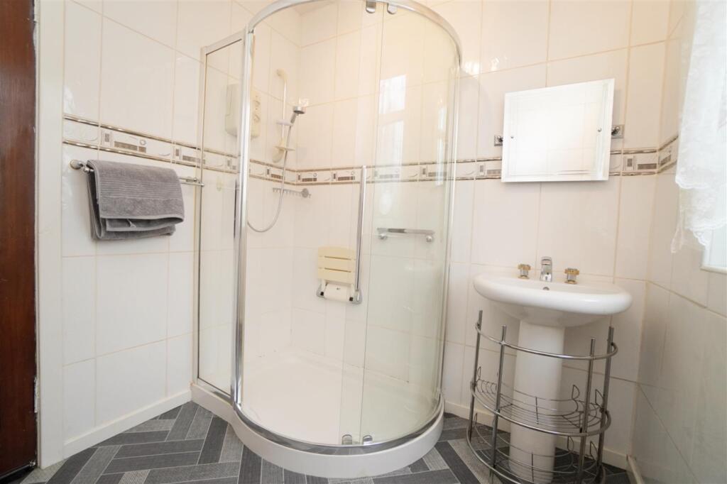 BATHROOM1.jpg