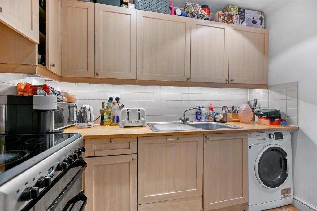 RQBW_40B Warrington Crescent_Kitchen 6 (1).jpg