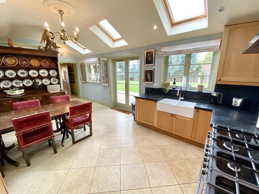 KITCHEN/BREAKFAST ROOM