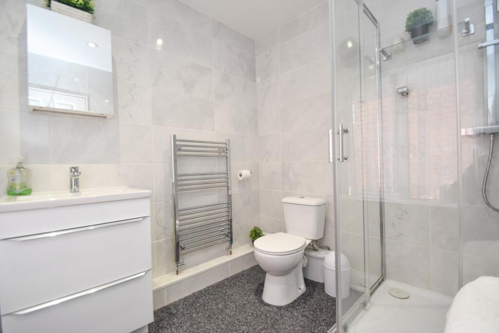 en-suite shower room