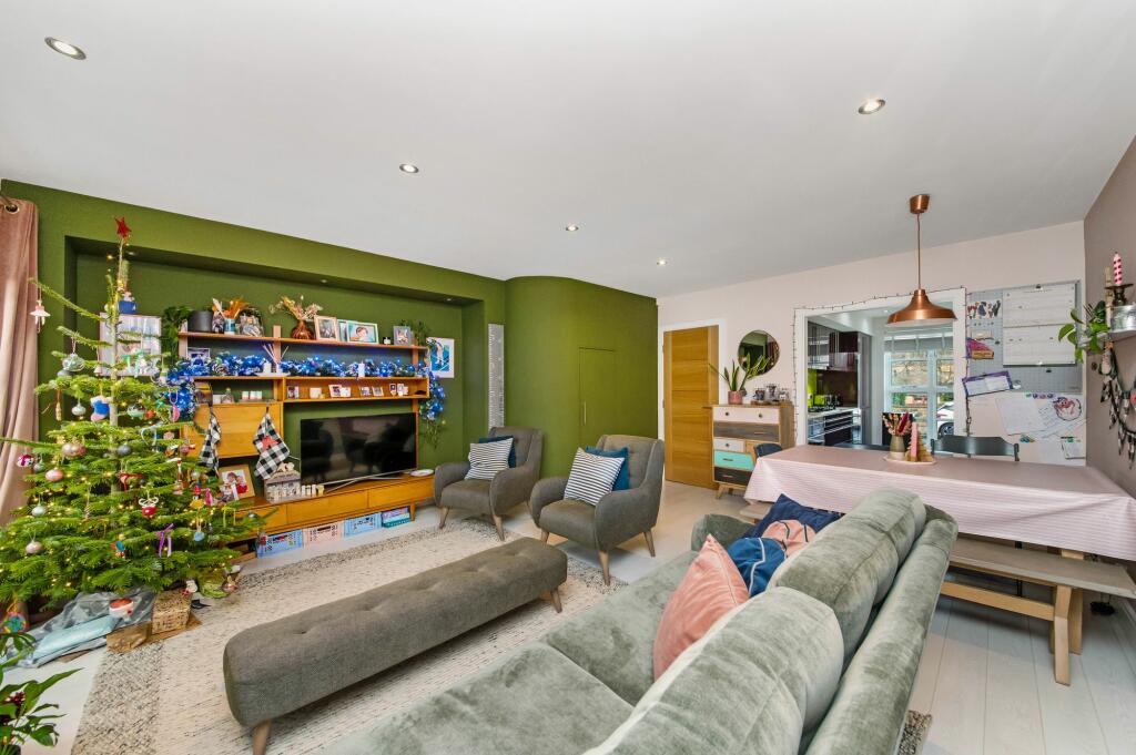 OPEN-PLAN LIVING DINING ROOM