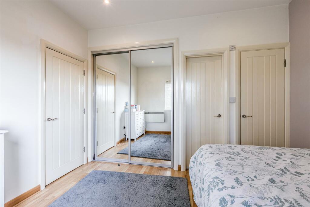 8 Vanners Parade, Byfleet, KT14 7RZ - 6.jpg