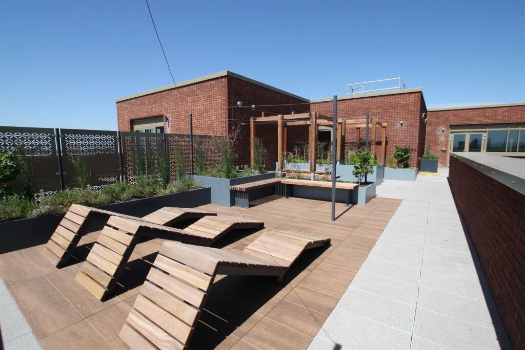 Top Floor Terrace.JPG