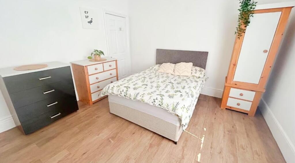 A cozy double bedroom featuring a comfortable b...