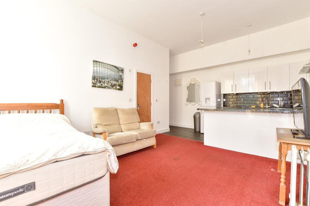 Lounge/ Bedroom/ Kitchen