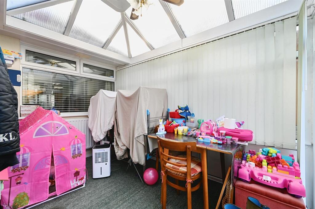 12 Oakdene Avenue, BN41 (12).jpg