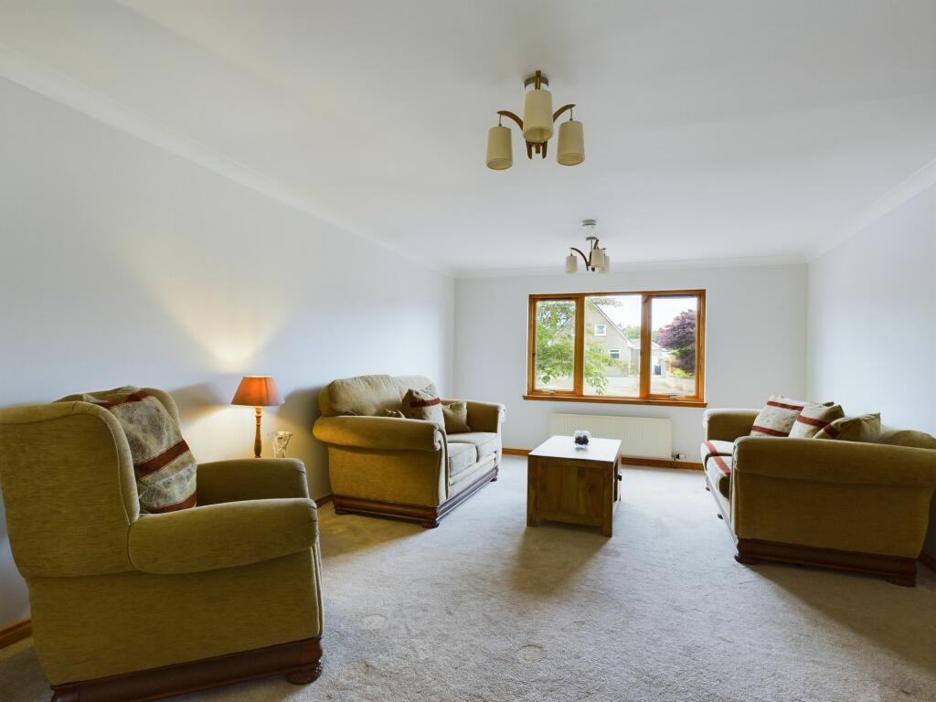 Lounge/Dining