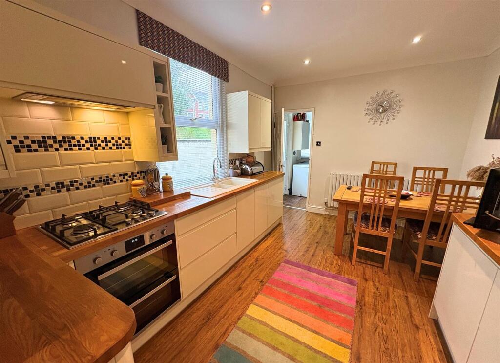 Kitchen a (edit).jpg