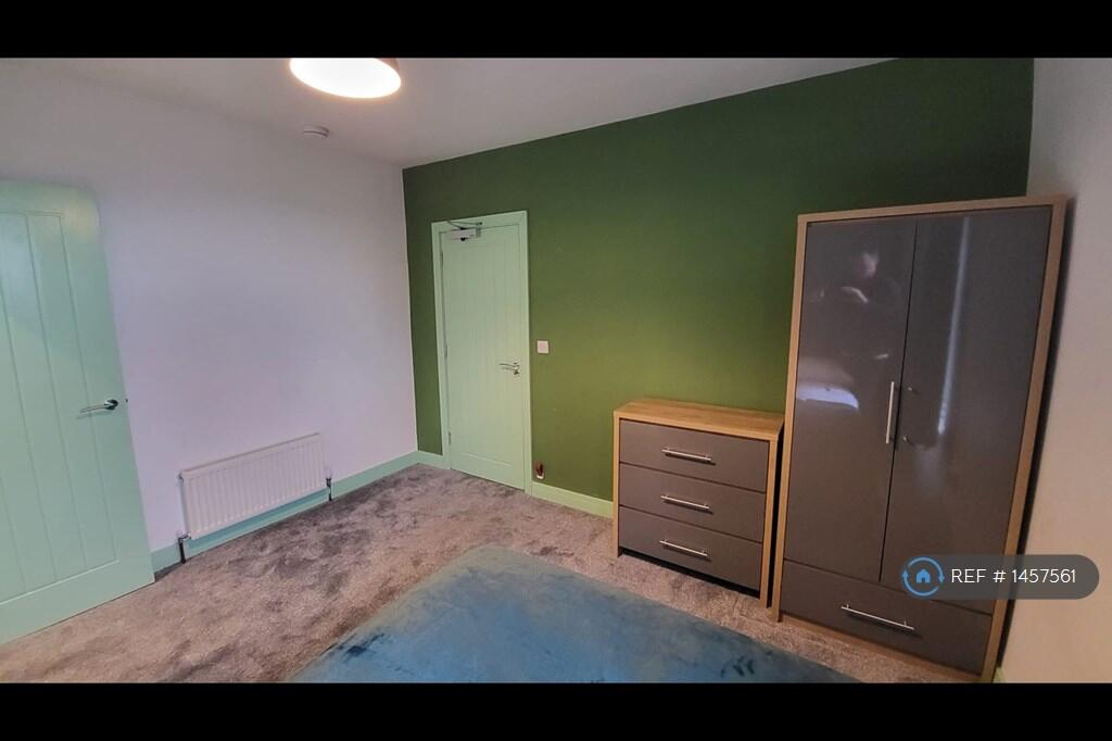 Room 4 - Available