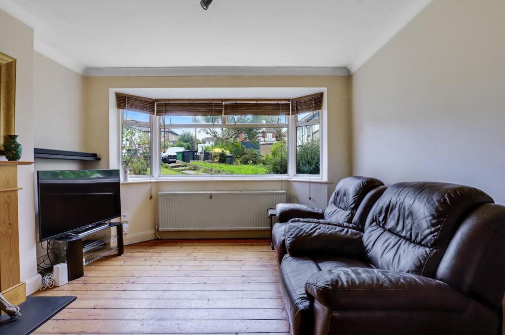 07-a6eaJHPropWorld - 7 Mylis Close - 5.jpg