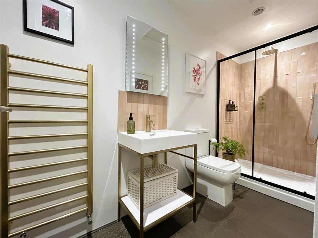 ensuite.JPG