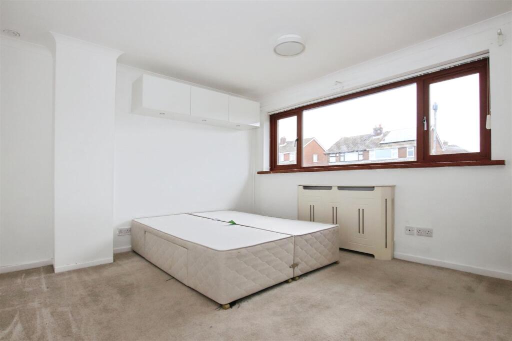 MASTER BEDROOM (FRONT)