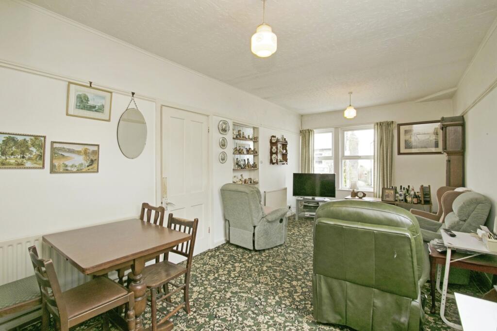 Lounge/Dining Room