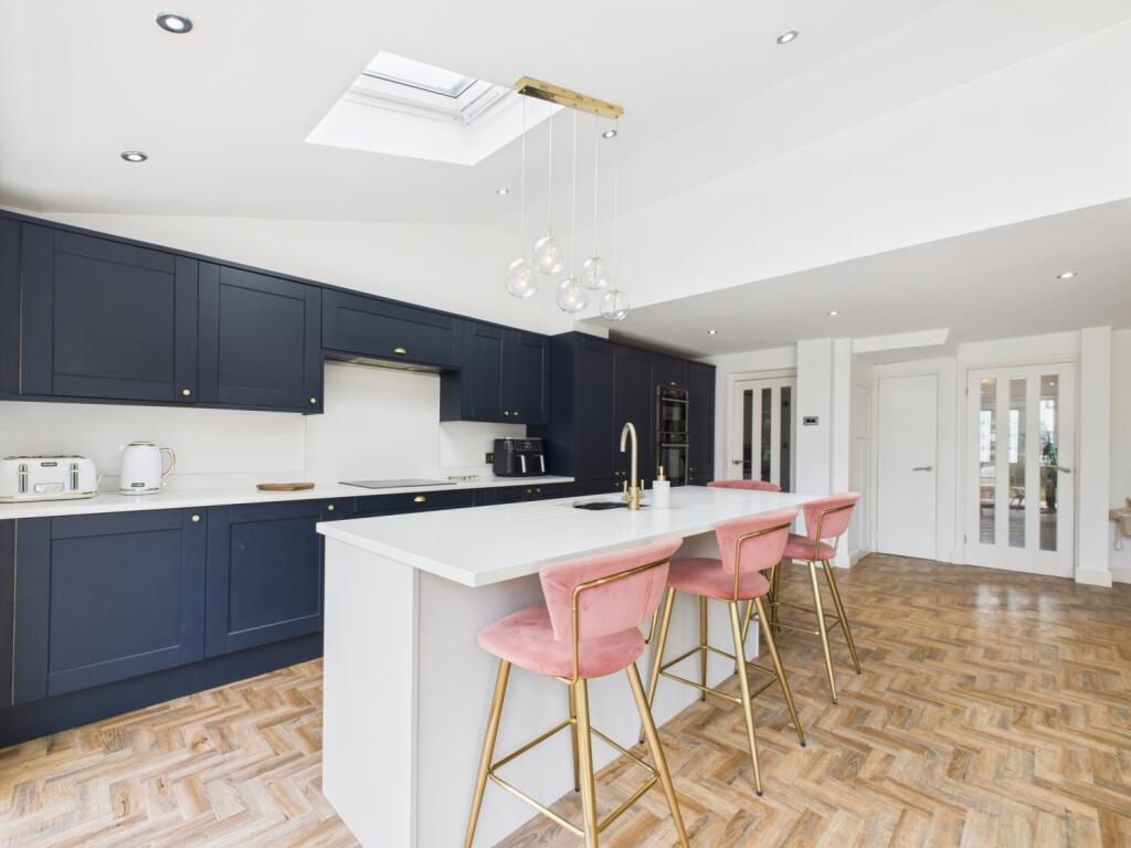 CAM02386G0-PR0140-STILL013 - Copy