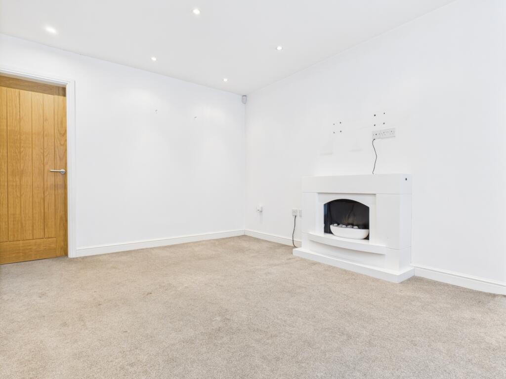 CAM03729G0-PR0113-STILL015