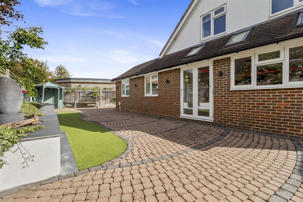 8 Courtlands Close-018.JPG