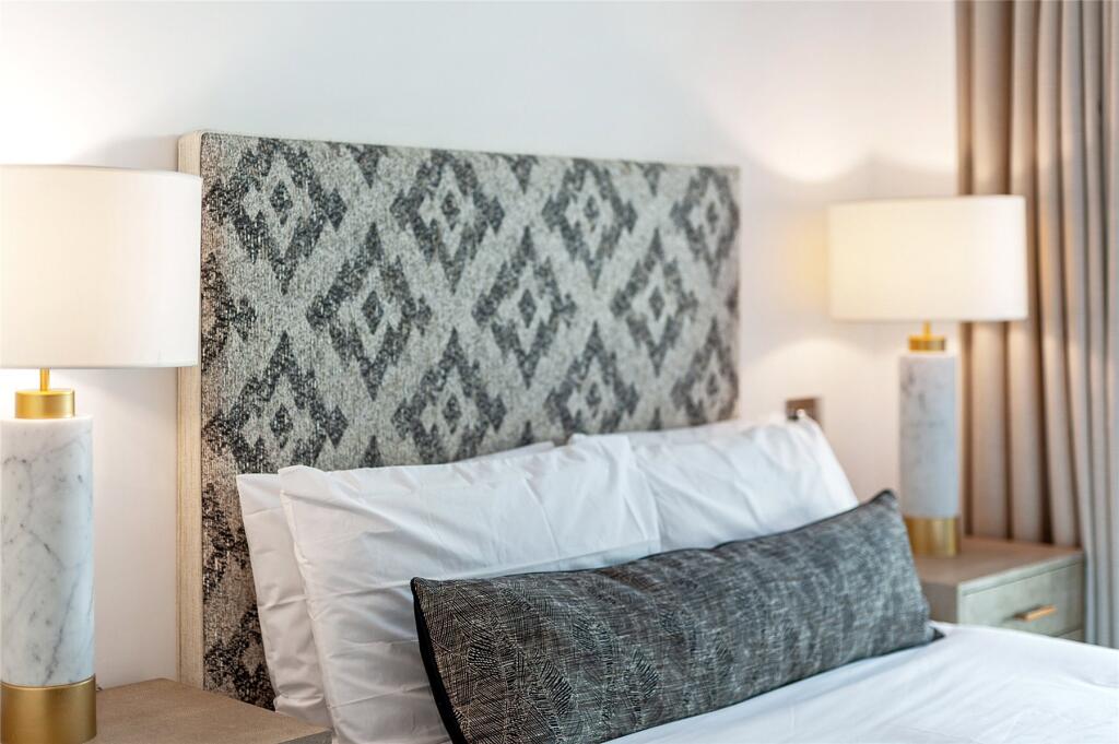82939_Thornes House