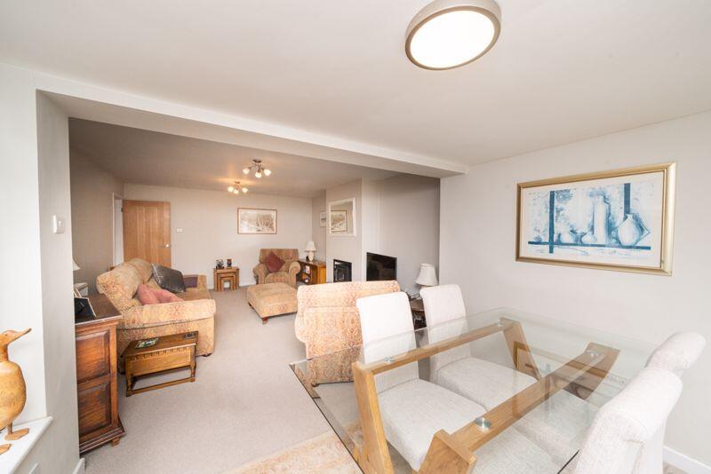 LOUNGE/DINING ROOM