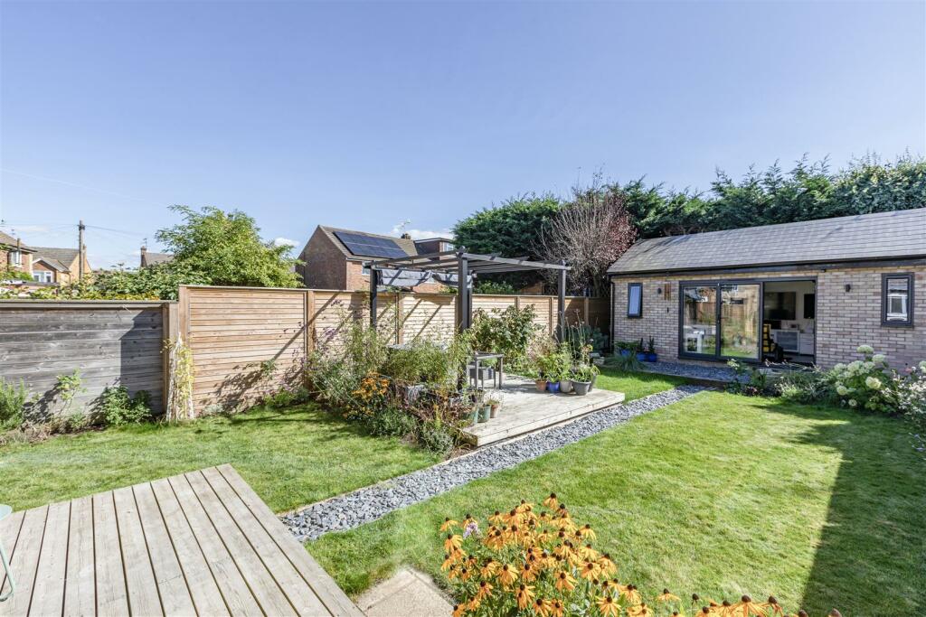 9 Spence Avenue, KT14 7TG - 7.jpg