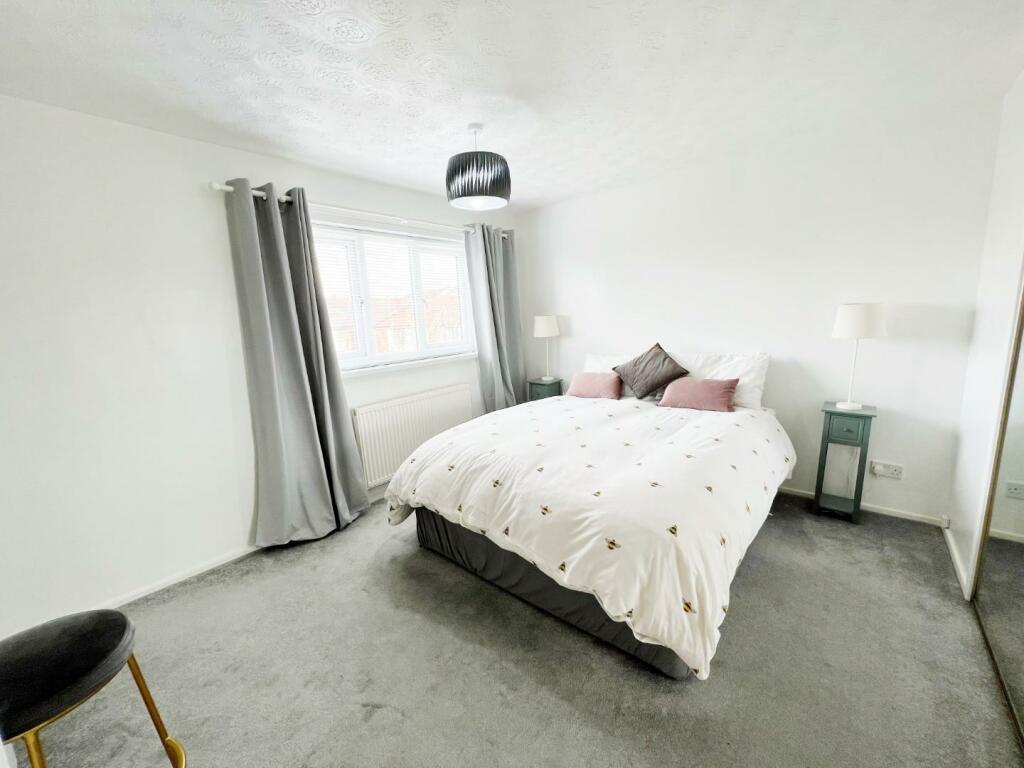 Bedroom 1 pic 1.jpg