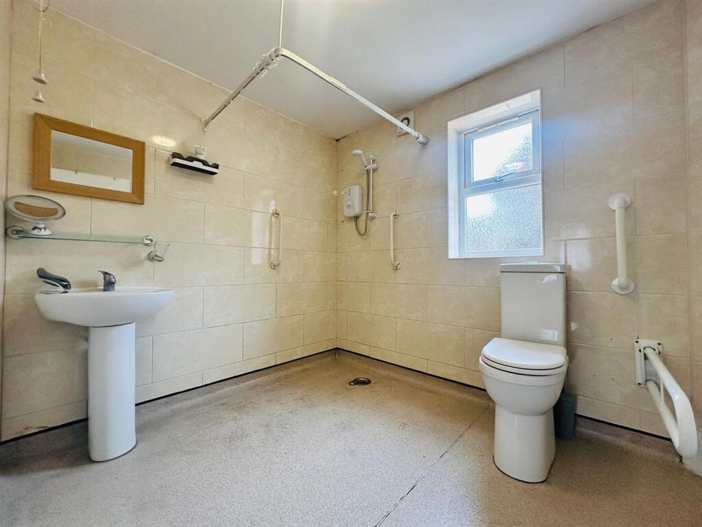 Bedroom 4 ensuite