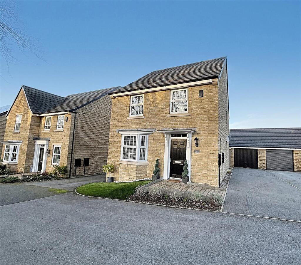 7 paddock way front.jpg