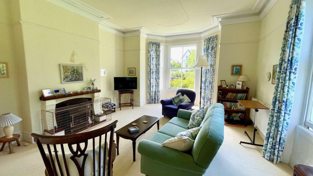 DOUBLE ASPECT LOUNGE
