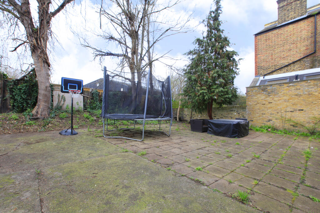 property in Ravenslea Road, 
Wandsworth Common, SW12