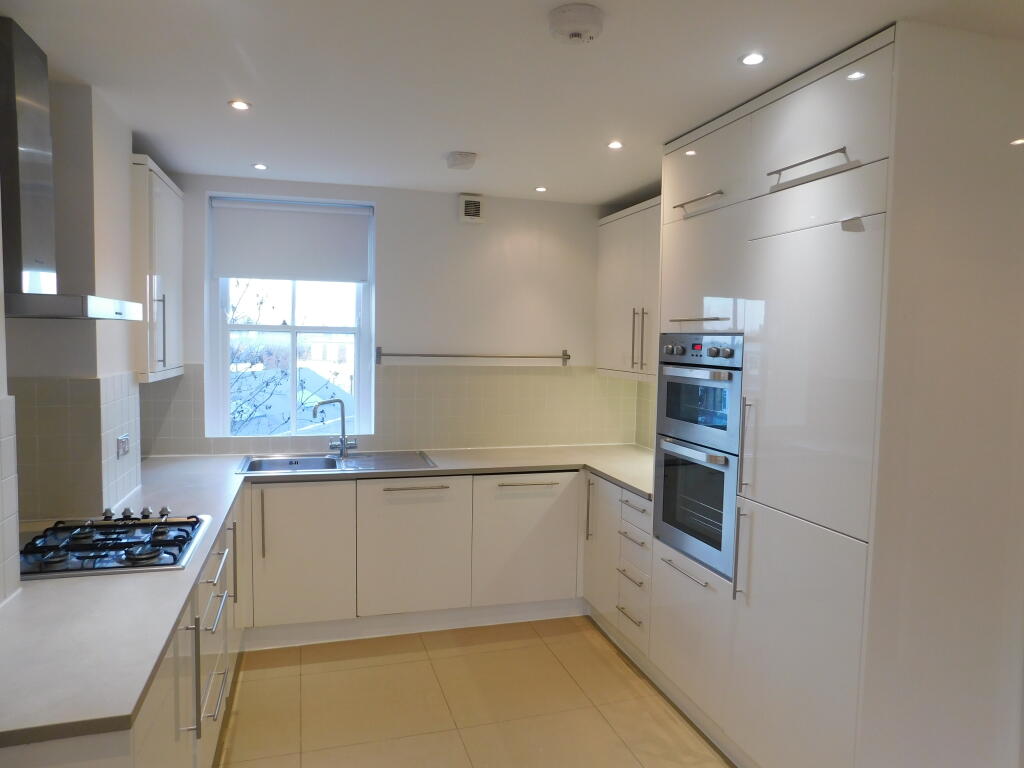 3 kitchen.JPG