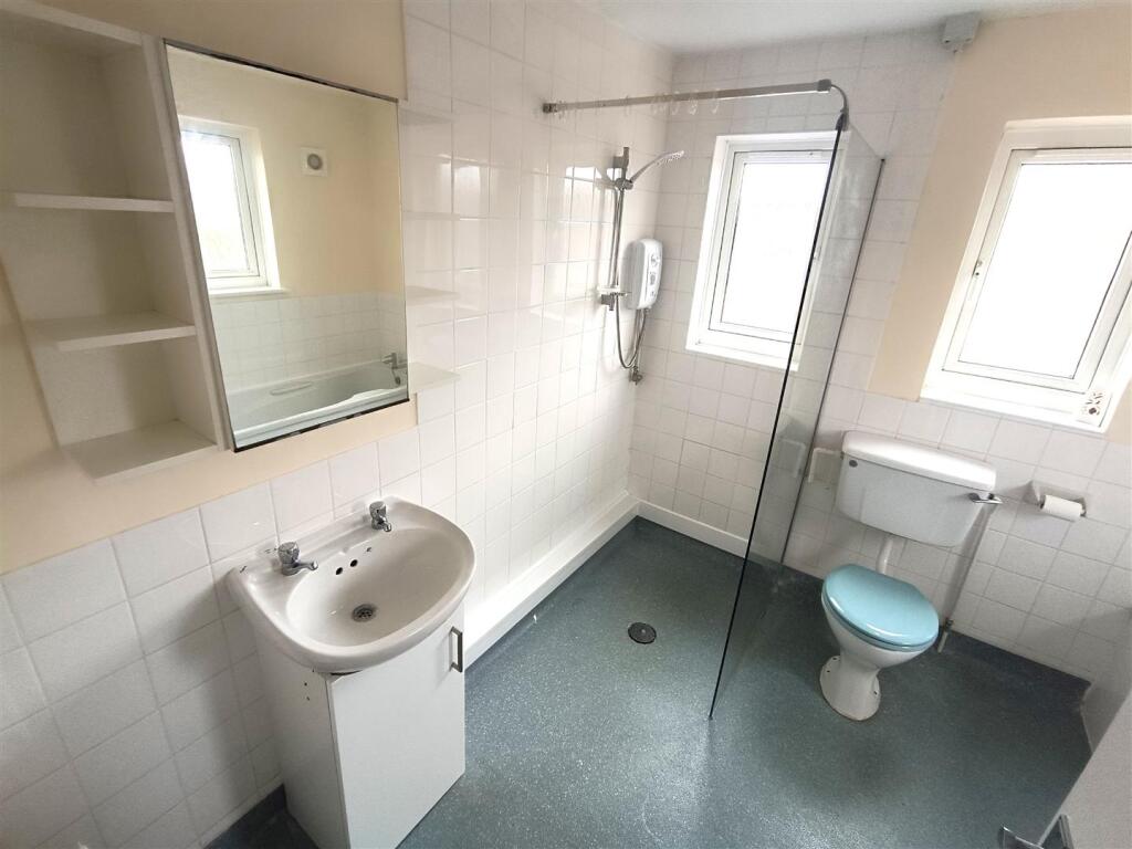 Bathroom (1).jpg