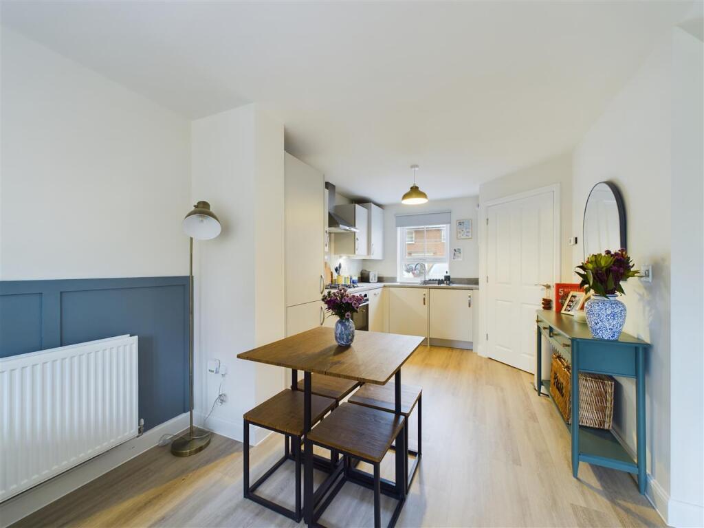 KITCHEN/DINER/LIVING