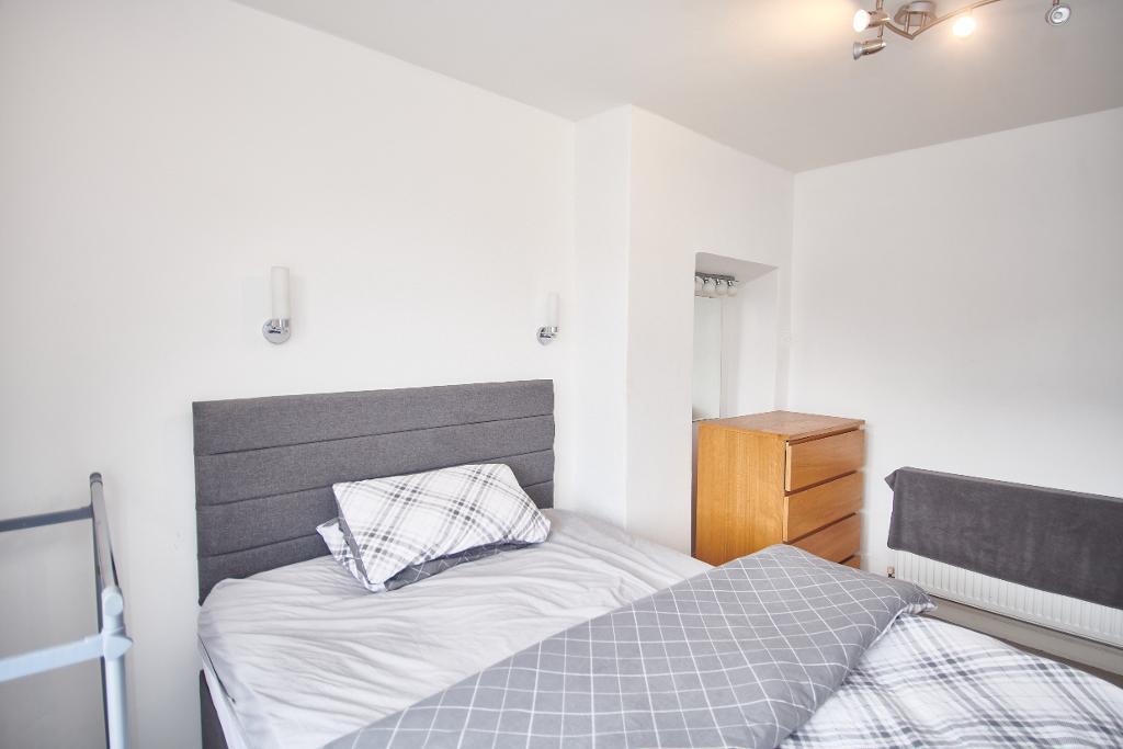 Bedroom 2 - pic 2