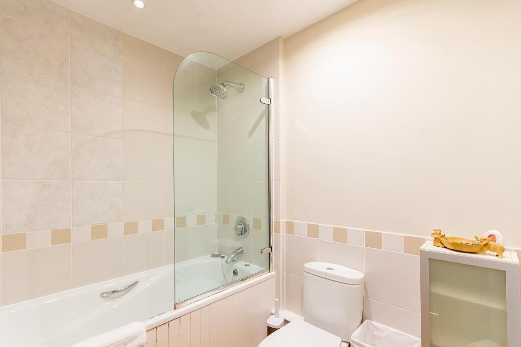 1D3R7CC - Bathroom B.jpg