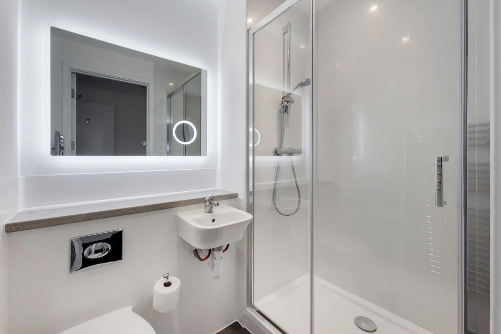 Flat 5 Bathroom
