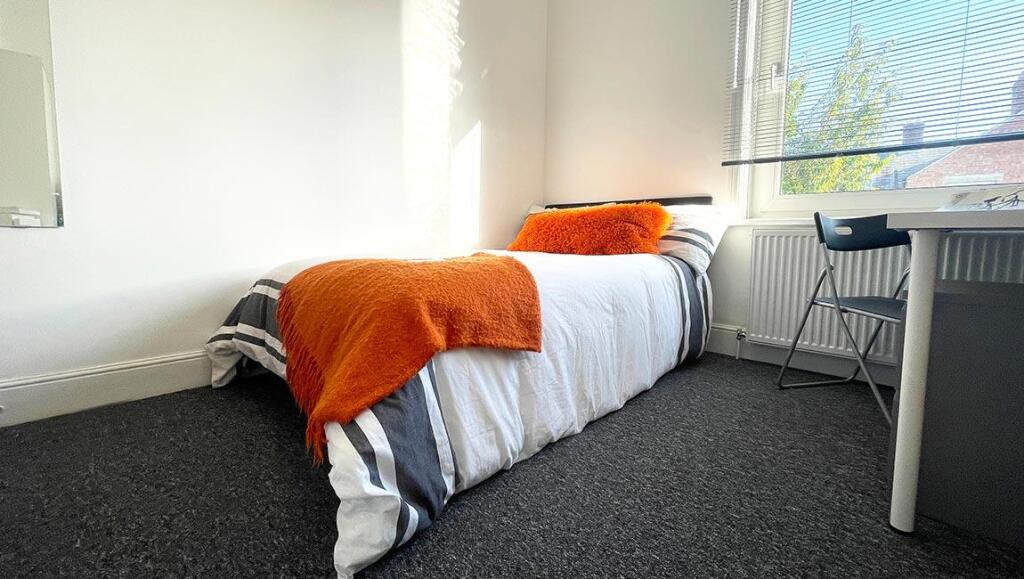 7-bed-student-house-hudson-road-portsmouth-(32).jp