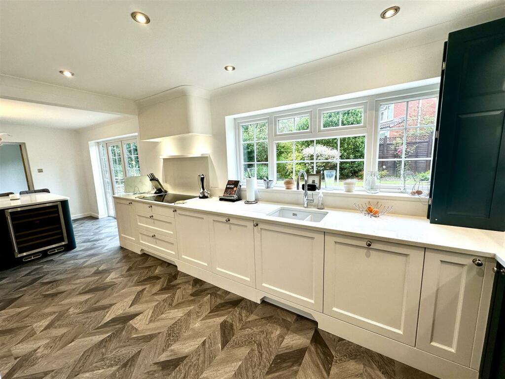 KICTHEN/FAMILY ROOM