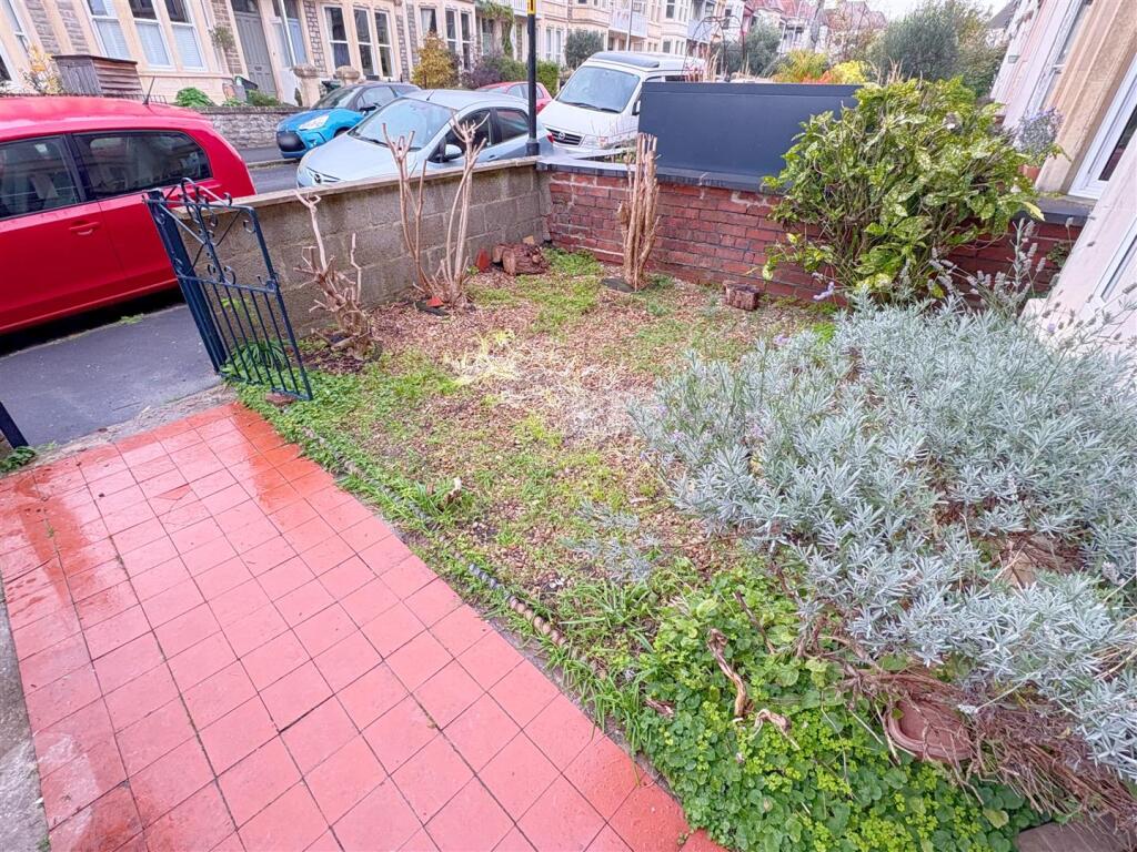 Front garden and pathway.jpg